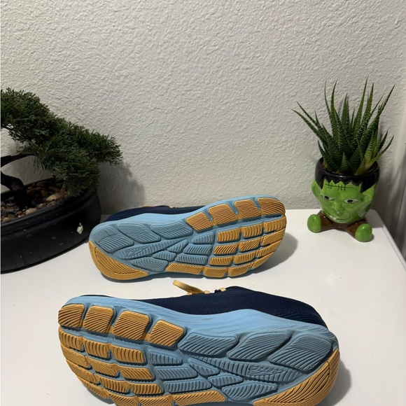 Altra like new Women's Navy and Light Blue Athletic Shoes - Picture 3 of 5